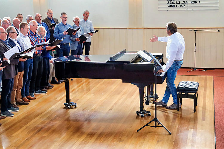 27 okt 2018 - Groot mannenkoor Midden Holland en gemengd koor Encore in de Geref.Kerk_06